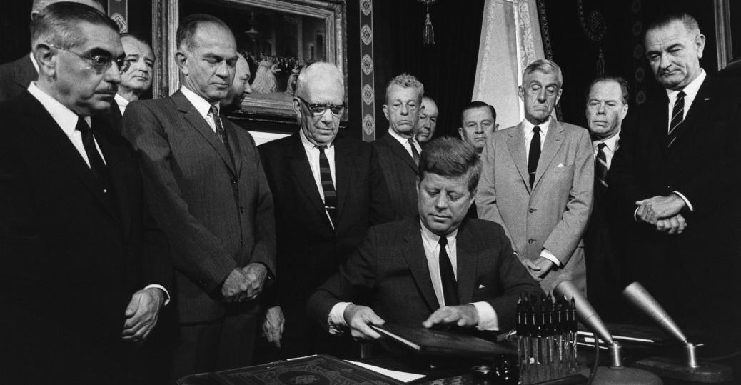 President_Kennedy_signing_the_nuclear_test_ban_treaty
