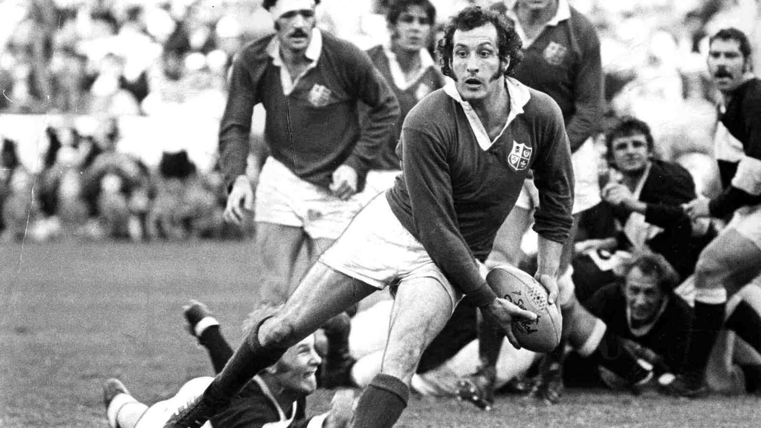 Gareth_Edwards,_the_great_Welsh_scrum-half